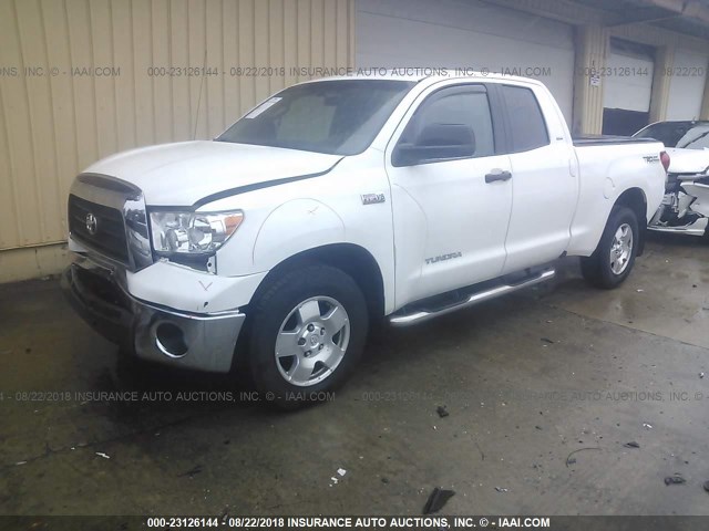 5TFRV541X8X034474 - 2008 TOYOTA TUNDRA DOUBLE CAB/DOUBLE CAB SR5 WHITE photo 2