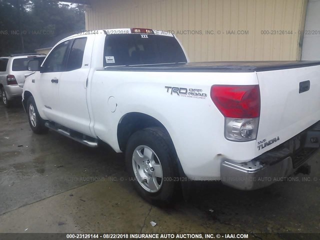 5TFRV541X8X034474 - 2008 TOYOTA TUNDRA DOUBLE CAB/DOUBLE CAB SR5 WHITE photo 3