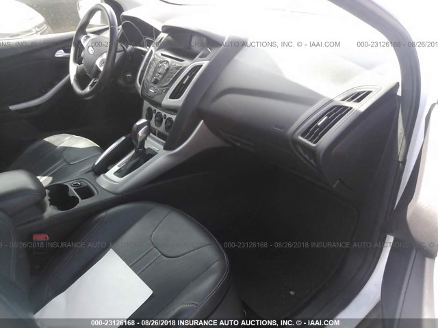 1FADP3K21DL337316 - 2013 FORD FOCUS SE WHITE photo 5