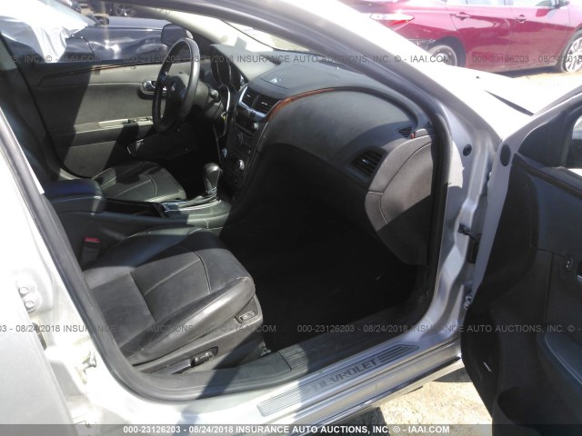 1G1ZE5EU4BF398534 - 2011 CHEVROLET MALIBU LTZ 银色 照片 5