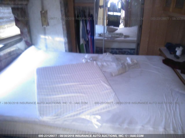 4X4FCAL27WG071865 - 1998 FOREST RIVER CARDINAL M-38RLT  WHITE photo 5