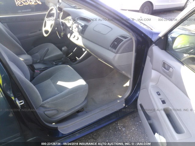 JTDBE32KX30170820 - 2003 TOYOTA CAMRY LE/XLE Dark Blue photo 5
