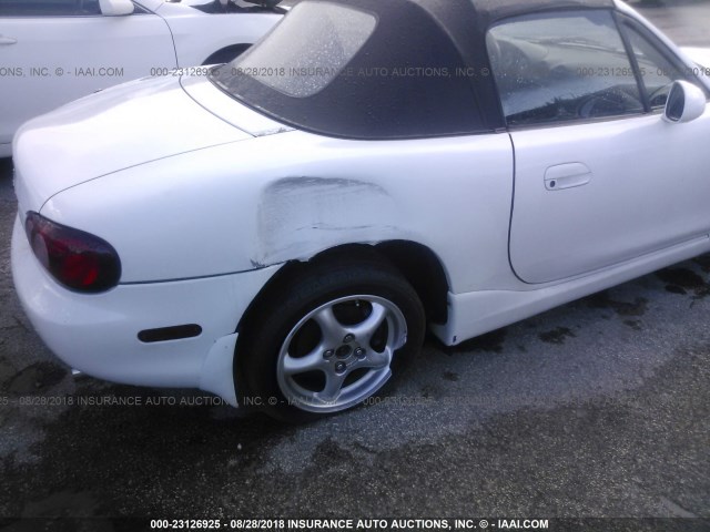 JM1NB353920224424 - 2002 MAZDA MX-5 MIATA LS WHITE photo 6