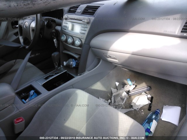 4T1BE46K89U364811 - 2009 TOYOTA CAMRY SE/LE/XLE SILVER photo 5