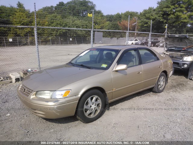 4T1BF28K1WU059788 - 1998 TOYOTA CAMRY CE/LE/XLE TAN photo 2