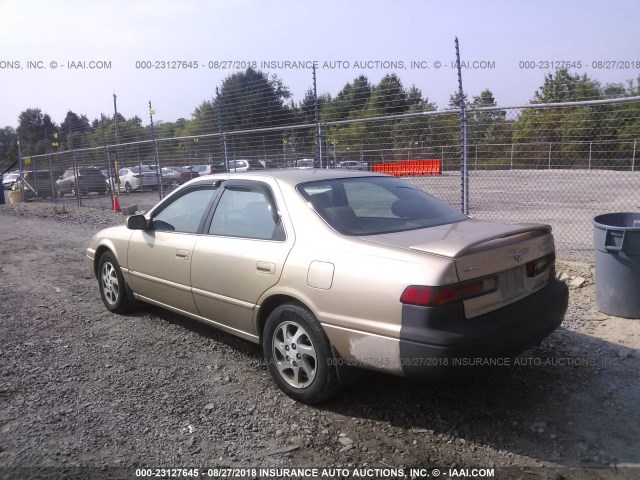 4T1BF28K1WU059788 - 1998 TOYOTA CAMRY CE/LE/XLE TAN photo 3