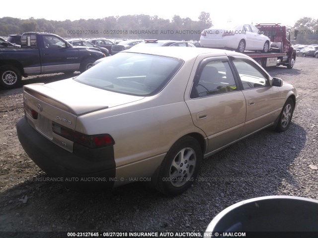 4T1BF28K1WU059788 - 1998 TOYOTA CAMRY CE/LE/XLE TAN photo 4