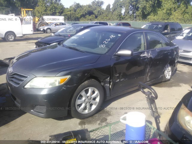 4T1BF3EK7AU103778 - 2010 TOYOTA CAMRY SE/LE/XLE ნაცრისფერი ფოტო 2