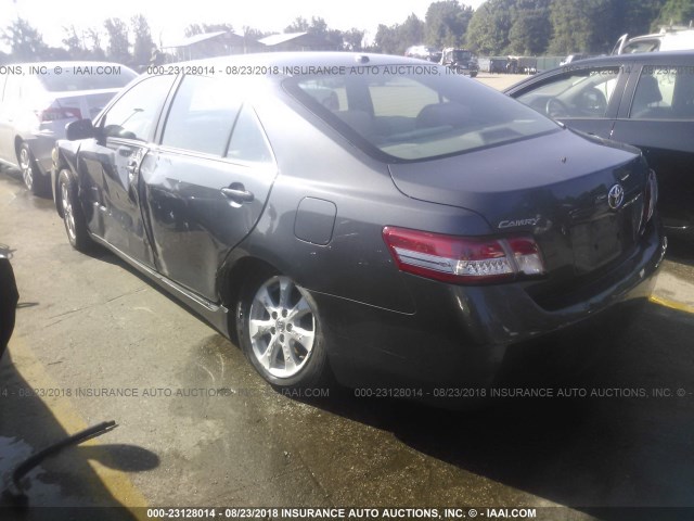 4T1BF3EK7AU103778 - 2010 TOYOTA CAMRY SE/LE/XLE ნაცრისფერი ფოტო 3