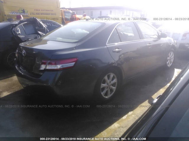 4T1BF3EK7AU103778 - 2010 TOYOTA CAMRY SE/LE/XLE ნაცრისფერი ფოტო 4