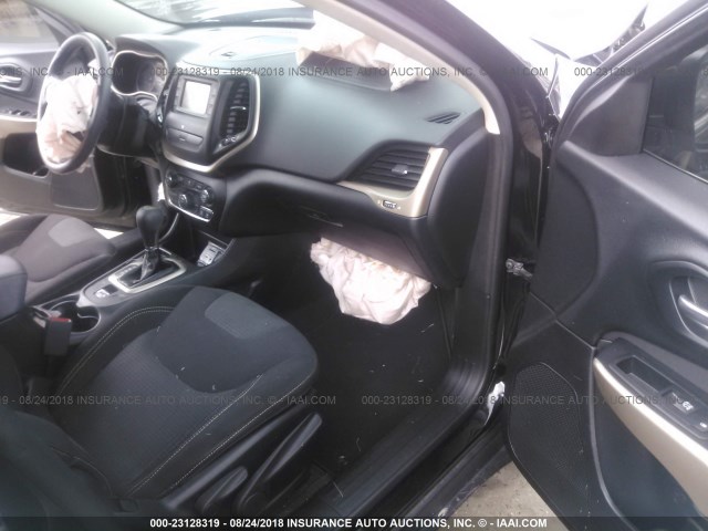 1C4PJLCB0HW573645 - 2017 JEEP CHEROKEE LATITUDE Qara foto 5