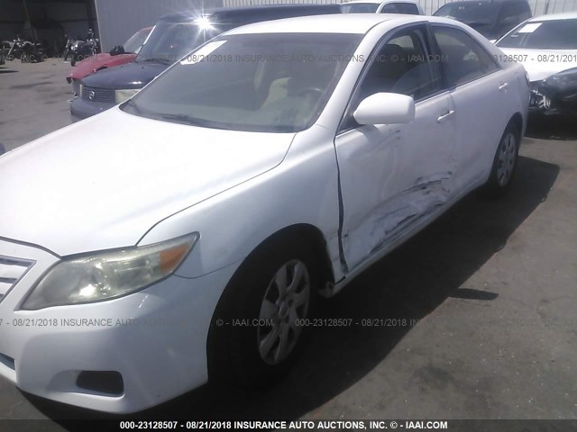 4T4BF3EK3BR120469 - 2011 TOYOTA CAMRY SE/LE/XLE WHITE photo 6