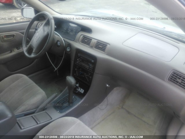 JT2BG22K0W0188700 - 1998 TOYOTA CAMRY CE/LE/XLE 棕色 照片 5