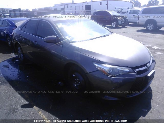 4T1BF1FK6FU477180 - 2015 TOYOTA CAMRY LE/XLE/SE/XSE 灰色 照片 1