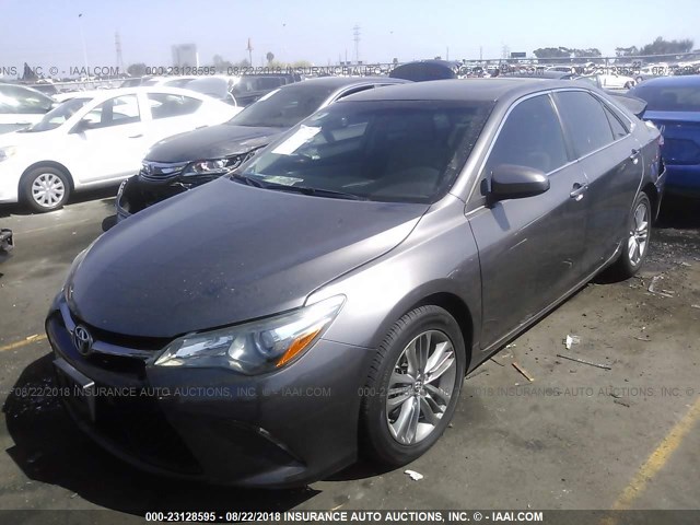 4T1BF1FK6FU477180 - 2015 TOYOTA CAMRY LE/XLE/SE/XSE 灰色 照片 2