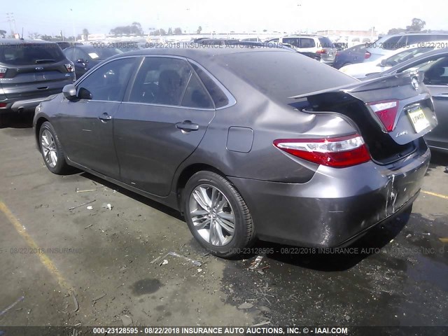 4T1BF1FK6FU477180 - 2015 TOYOTA CAMRY LE/XLE/SE/XSE 灰色 照片 3