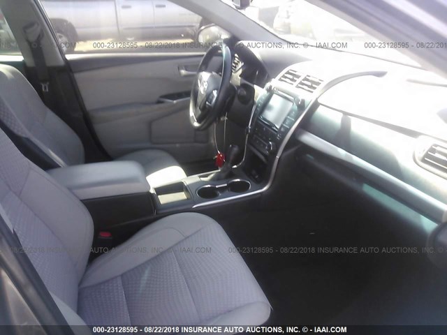 4T1BF1FK6FU477180 - 2015 TOYOTA CAMRY LE/XLE/SE/XSE 灰色 照片 5