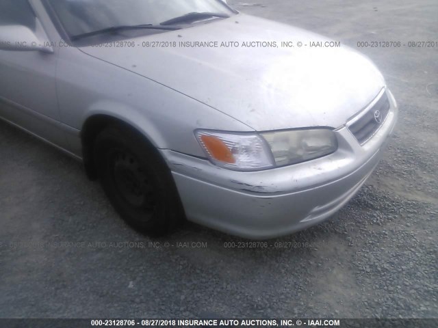 JT2BG22K810577724 - 2001 TOYOTA CAMRY CE/LE/XLE 银色 照片 6