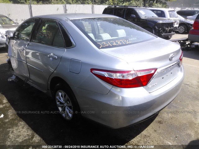 4T1BF1FK4HU400617 - 2017 TOYOTA CAMRY LE/XLE/SE/XSE SILVER photo 3