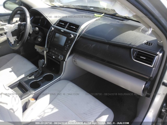 4T1BF1FK4HU400617 - 2017 TOYOTA CAMRY LE/XLE/SE/XSE SILVER photo 5