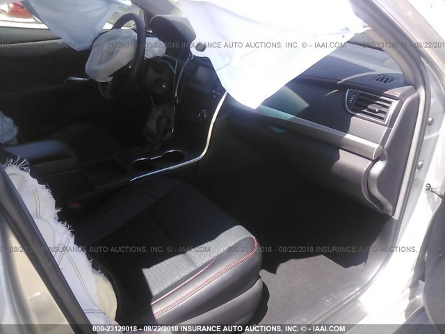 4T1BF1FK1FU922747 - 2015 TOYOTA CAMRY LE/XLE/SE/XSE 银色 照片 5