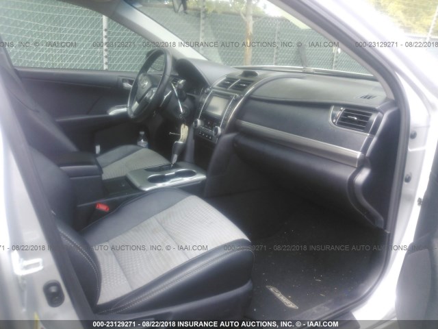 4T1BF1FK8CU585683 - 2012 TOYOTA CAMRY SE/LE/XLE SILVER photo 5