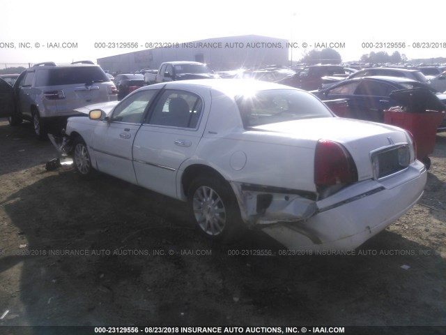 1LNHM81VX6Y644286 - 2006 LINCOLN TOWN CAR SIGNATURE WHITE photo 3