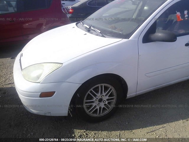 1FAHP36322W253876 - 2002 FORD FOCUS SE/SE COMFORT/ZTW/SE SPRT WHITE photo 6