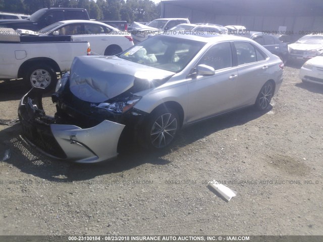 4T1BF1FK0FU063411 - 2015 TOYOTA CAMRY LE/XLE/SE/XSE 银色 照片 2