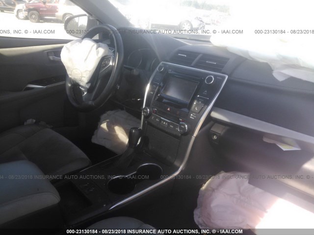 4T1BF1FK0FU063411 - 2015 TOYOTA CAMRY LE/XLE/SE/XSE 银色 照片 5