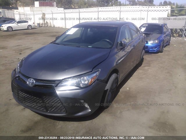 4T1BF1FK6FU894637 - 2015 TOYOTA CAMRY LE/XLE/SE/XSE GRAY photo 2