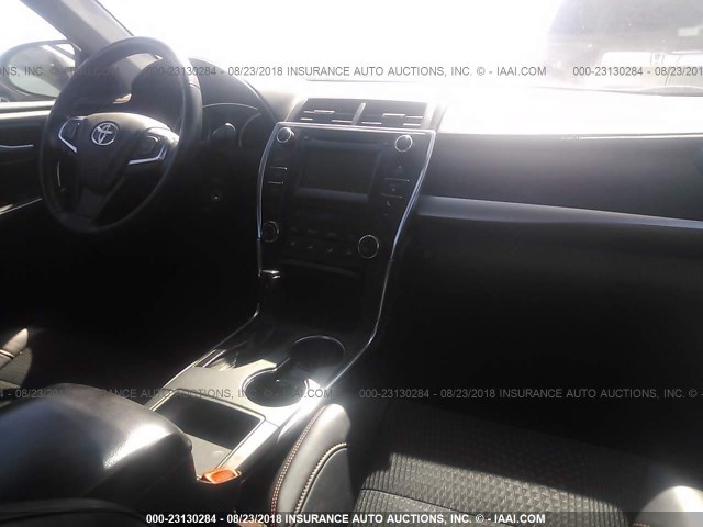 4T1BF1FK6FU894637 - 2015 TOYOTA CAMRY LE/XLE/SE/XSE GRAY photo 5