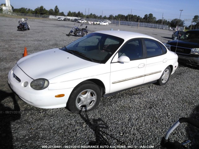 1FAFP52U1WA225328 - 1998 FORD TAURUS LX/SE WHITE photo 2