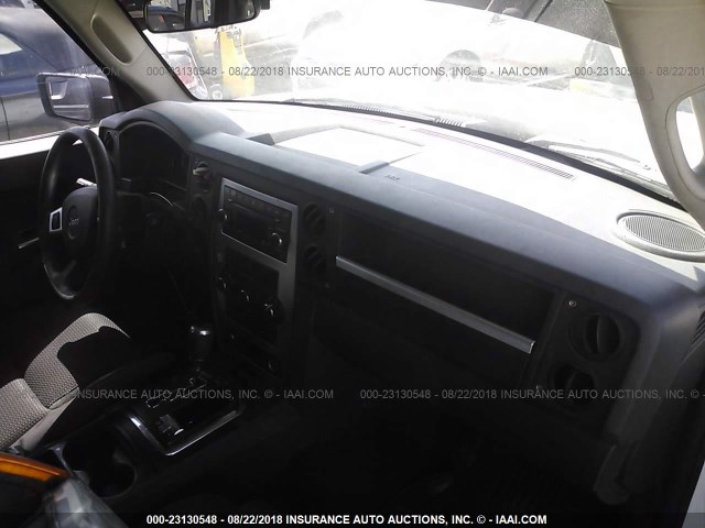 1J8HG48N28C241678 - 2008 JEEP COMMANDER SPORT Weiß Foto 5