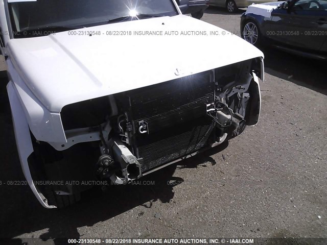 1J8HG48N28C241678 - 2008 JEEP COMMANDER SPORT Weiß Foto 6