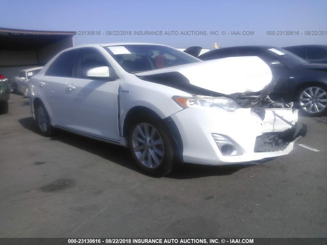 4T1BD1FK4DU090209 - 2013 TOYOTA CAMRY HYBRID/LE/XLE WHITE photo 1