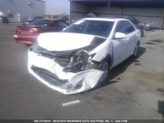 4T1BD1FK4DU090209 - 2013 TOYOTA CAMRY HYBRID/LE/XLE WHITE photo 2