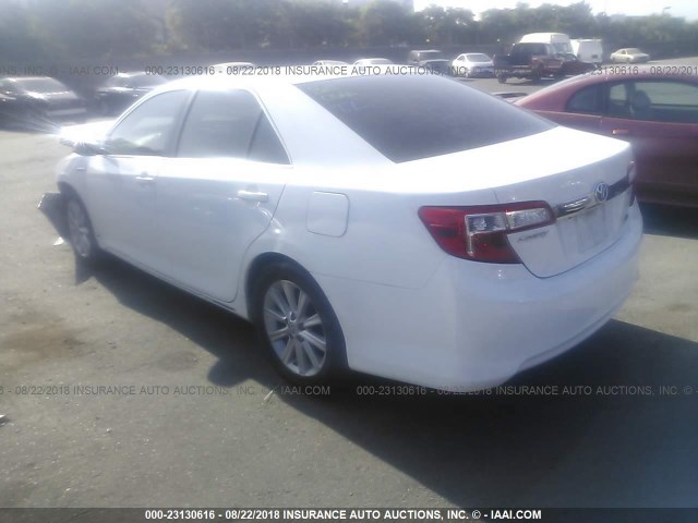 4T1BD1FK4DU090209 - 2013 TOYOTA CAMRY HYBRID/LE/XLE WHITE photo 3