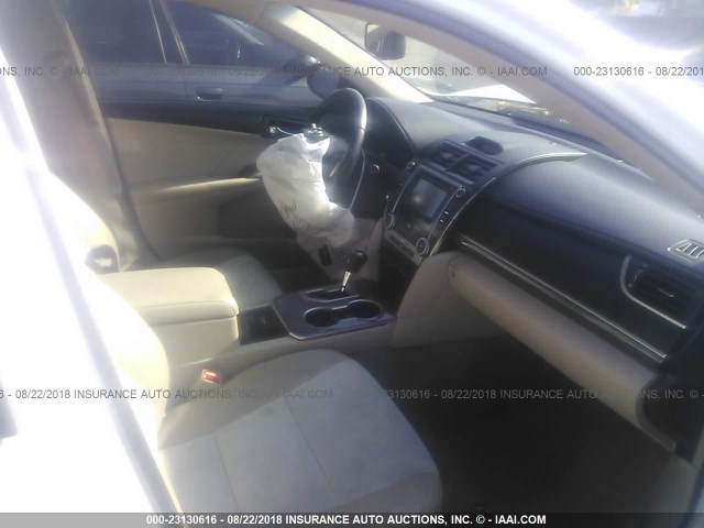 4T1BD1FK4DU090209 - 2013 TOYOTA CAMRY HYBRID/LE/XLE 白色 照片 5