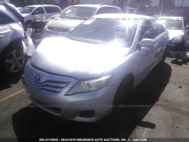 4T1BF3EK5AU035741 - 2010 TOYOTA CAMRY SE/LE/XLE SILVER photo 2