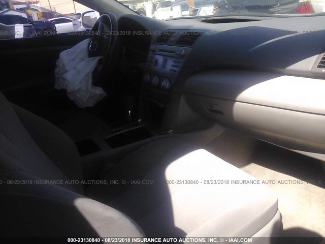 4T1BF3EK5AU035741 - 2010 TOYOTA CAMRY SE/LE/XLE SILVER photo 5