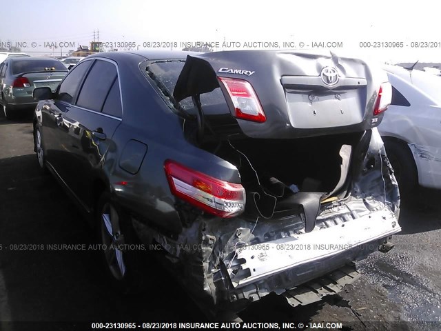 4T1BF3EK8BU162355 - 2011 TOYOTA CAMRY SE/LE/XLE ნაცრისფერი ფოტო 3