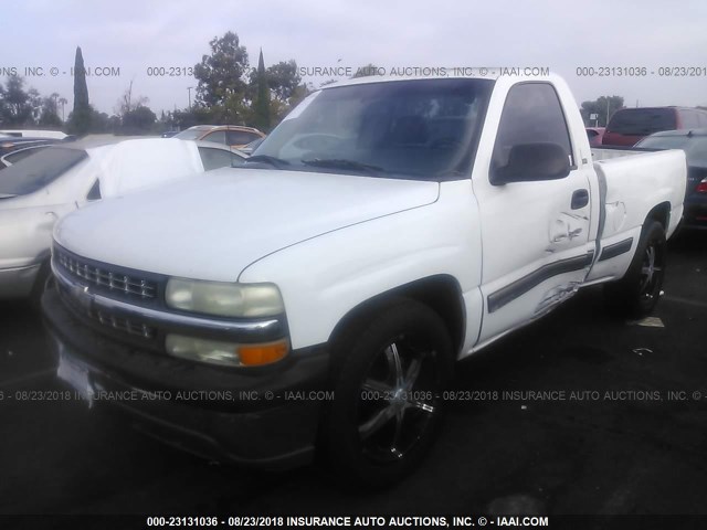 1GCEC14W52Z135331 - 2002 CHEVROLET SILVERADO C1500 WHITE photo 2