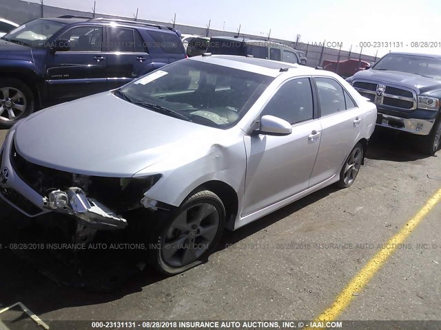 4T1BK1FK5CU015765 - 2012 TOYOTA CAMRY SE/XLE SILVER photo 2