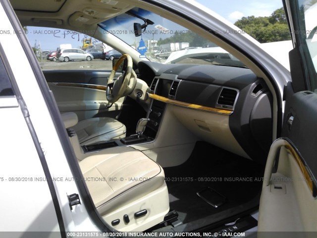 3LNDL2L30BR773270 - 2011 LINCOLN MKZ HYBRID WHITE photo 5