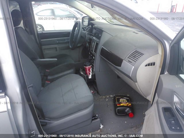 2A8HR54159R637597 - 2009 CHRYSLER TOWN & COUNTRY TOURING SILVER photo 5