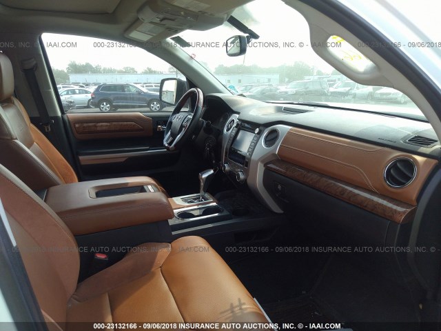 5TFAY5F17HX641126 - 2017 TOYOTA TUNDRA CREWMAX 1794/PLATINUM 白色 照片 5