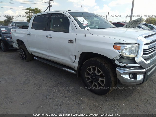 5TFAY5F17HX641126 - 2017 TOYOTA TUNDRA CREWMAX 1794/PLATINUM 白色 照片 6