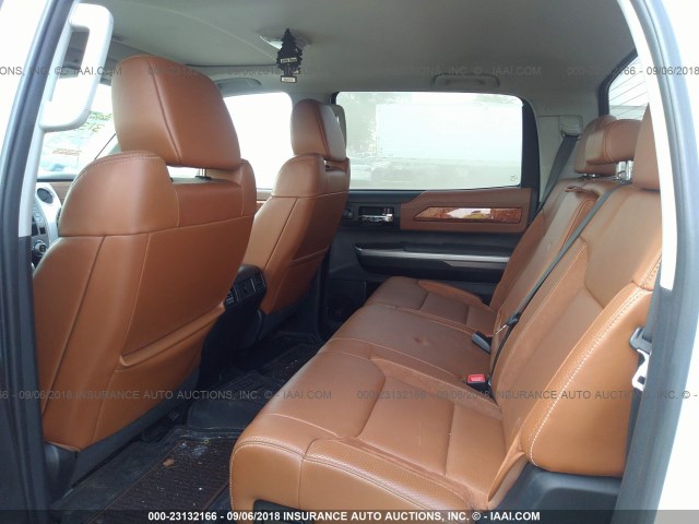 5TFAY5F17HX641126 - 2017 TOYOTA TUNDRA CREWMAX 1794/PLATINUM 白色 照片 8