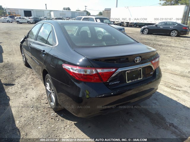 4T1BF1FK0HU381516 - 2017 TOYOTA CAMRY LE/XLE/SE/XSE BLACK photo 3